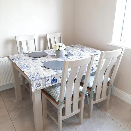 Beautiful Country Sleeps 3