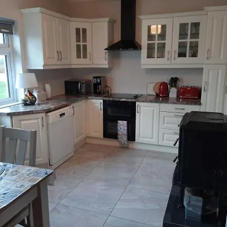 Beautiful Country Sleeps 3